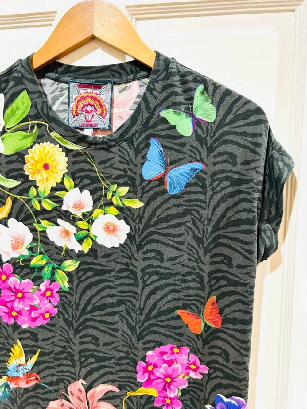 JOHNNY WAS Blooming Breeze Boho Graphic T-Shirt Zebra Floral Butterfly XS - Picture 8 of 10